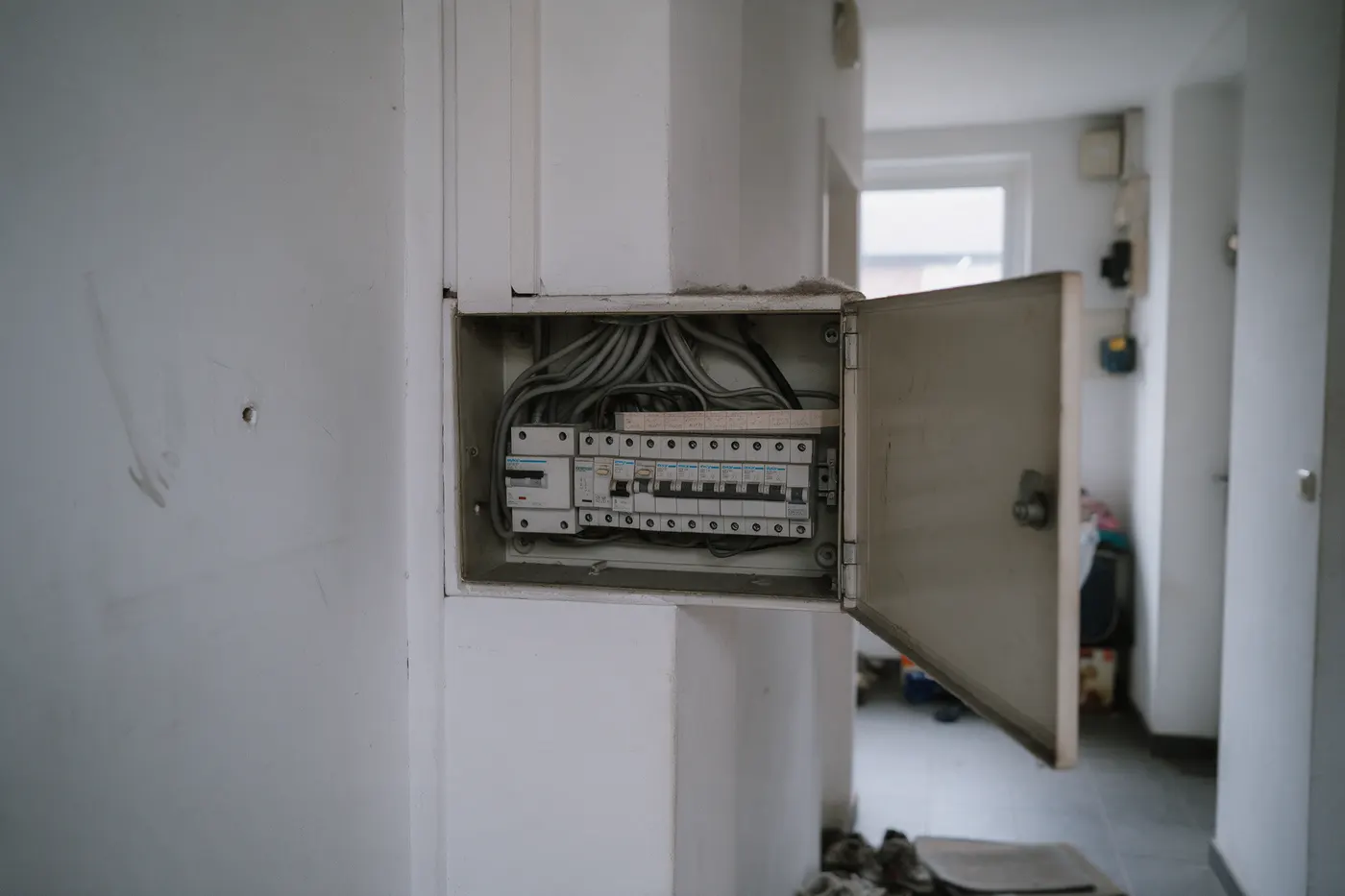 Open meterkast met zekeringen en hoofdschakelaar in een Vlaamse woning, de plek waar je ziet of je aansluiting verzwaren nodig is