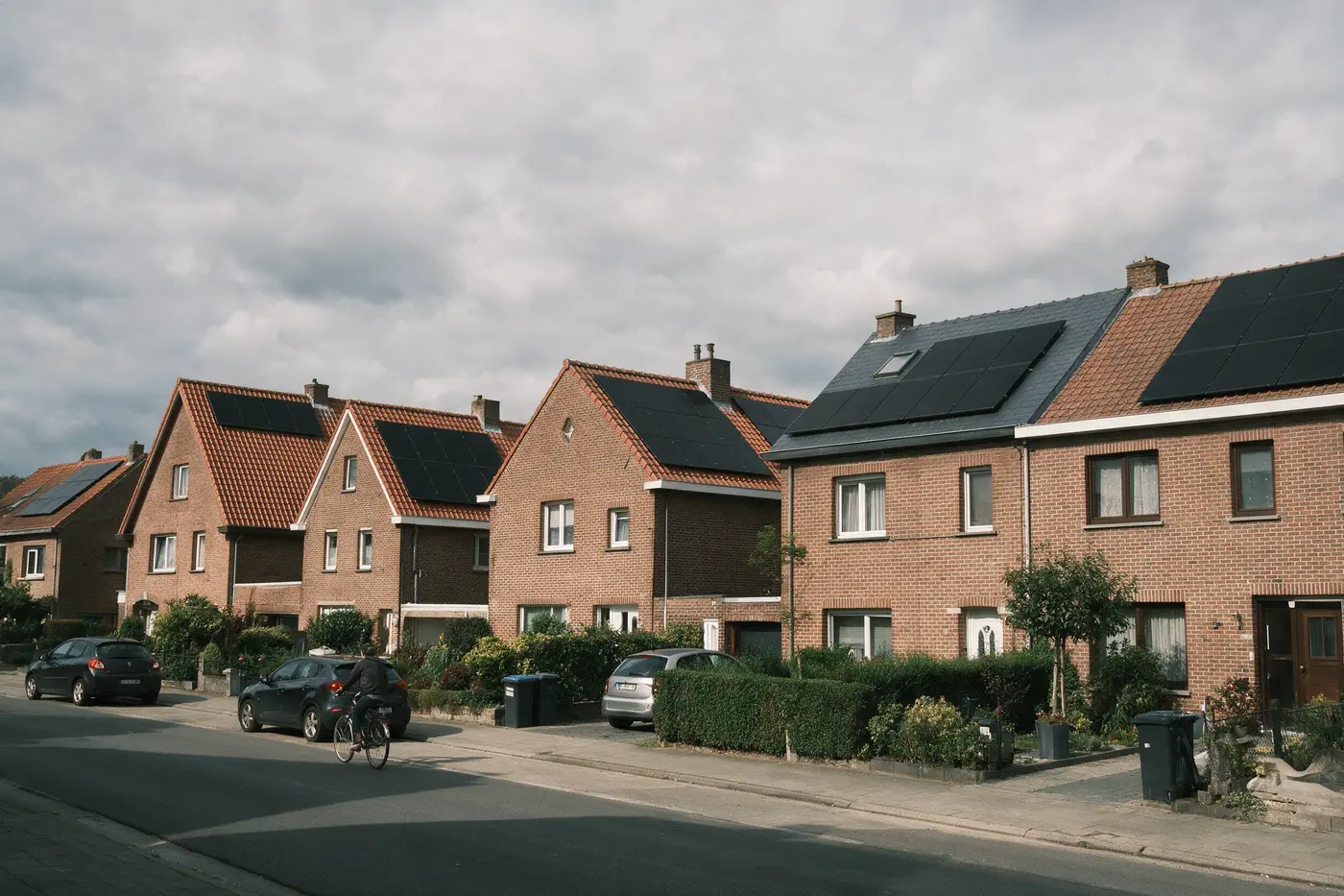 Vlaamse woonstraat waar meerdere daken zonnepanelen dragen