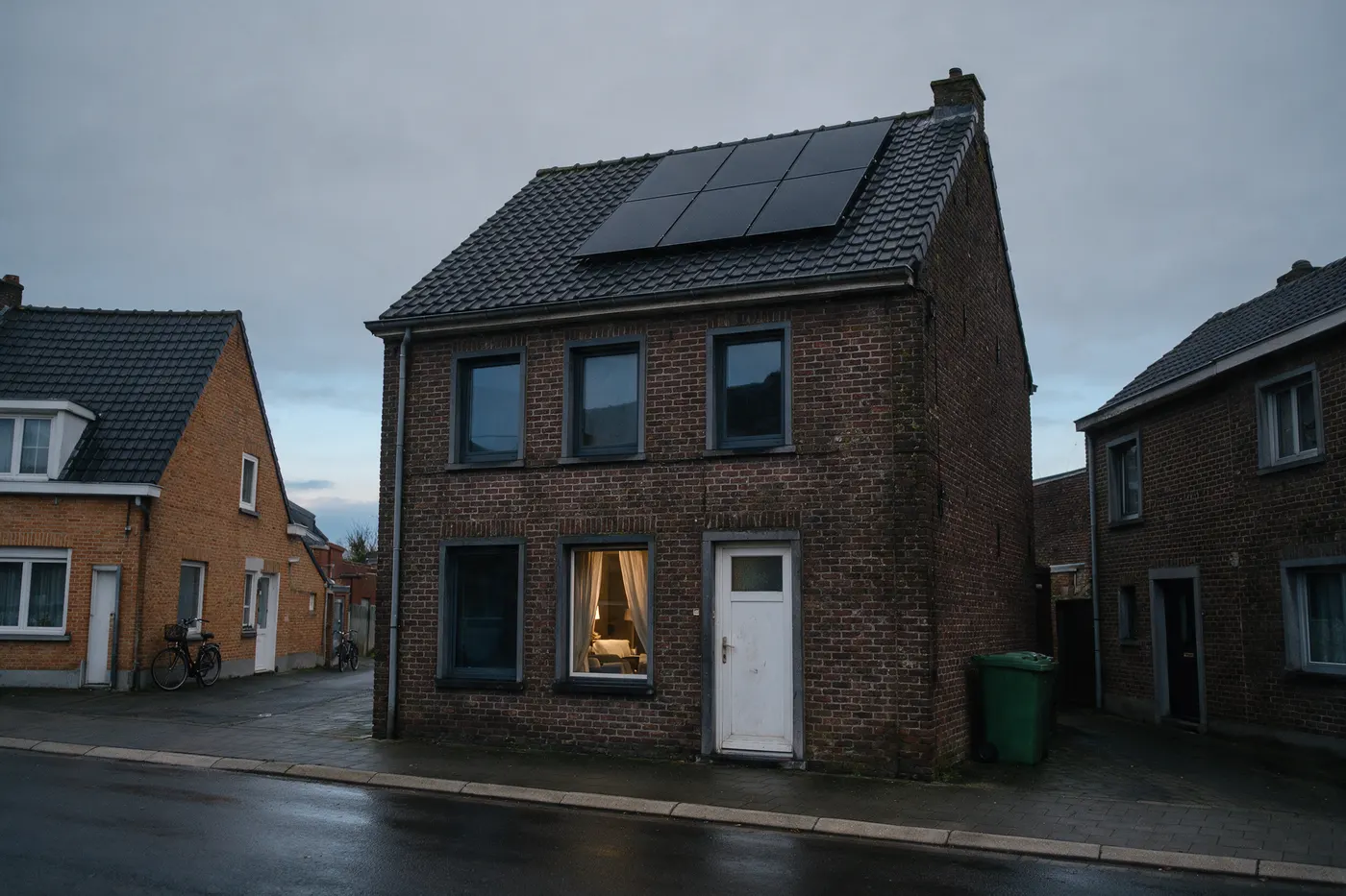 Vlaams rijhuis met zonnepanelen waarvan de thuisbatterij aangemeld moet worden bij Fluvius