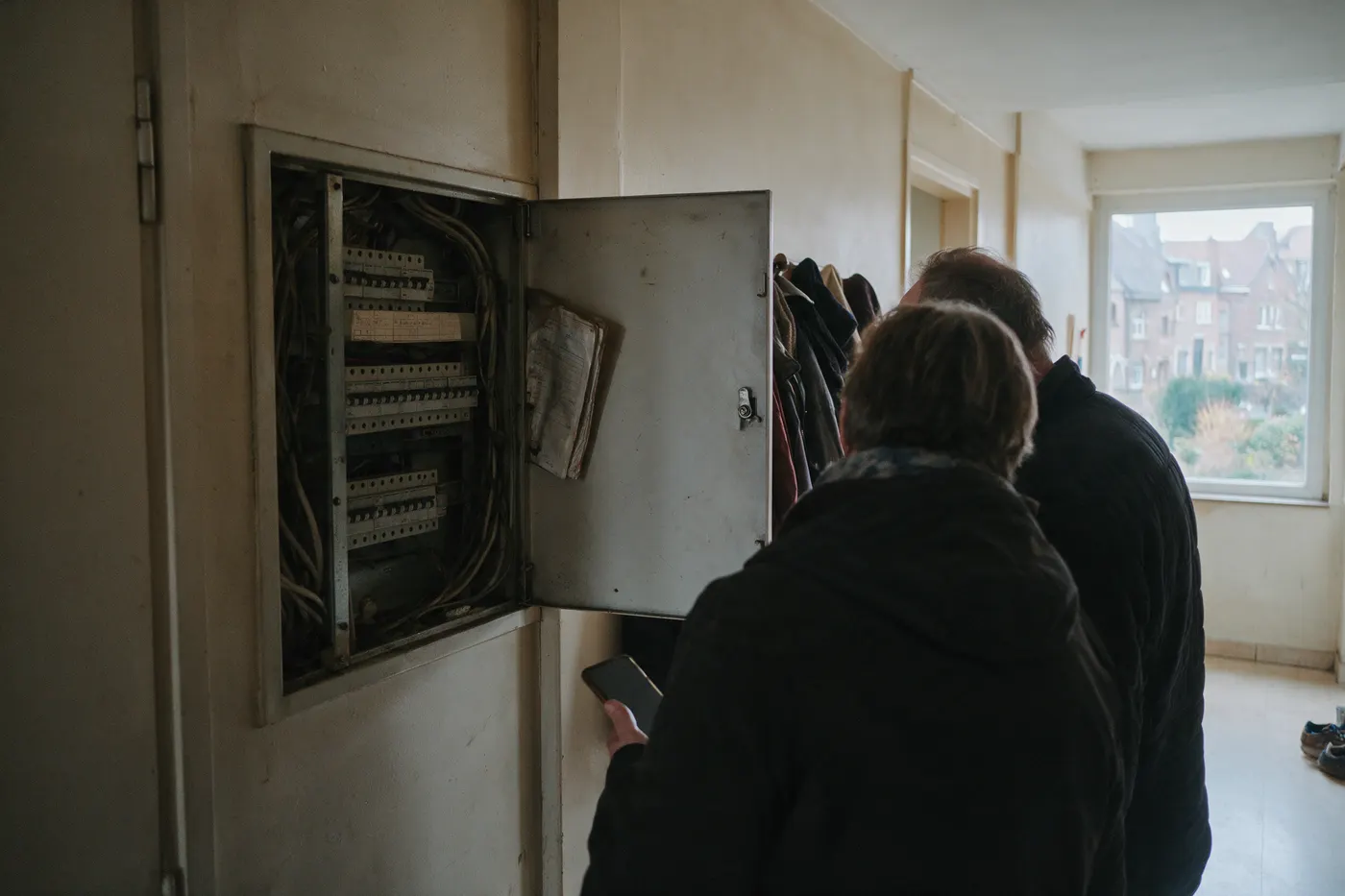 Meterkast in een Vlaamse woning, waar de aanmelding van zonnepanelen en thuisbatterij bij Fluvius gecontroleerd wordt