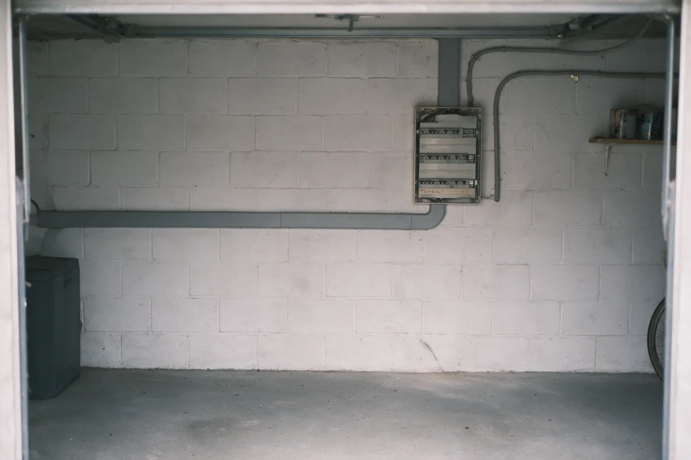 Kabelweg van een thuisbatterij naar de zekeringkast in een Vlaamse garage